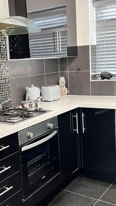 Cheerful 3 Bedroom Townhouse With Free Parking. Биллерикей Экстерьер фото