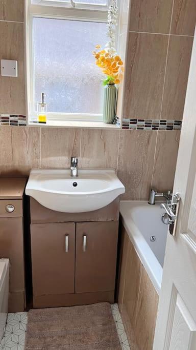 Cheerful 3 Bedroom Townhouse With Free Parking. Биллерикей Экстерьер фото