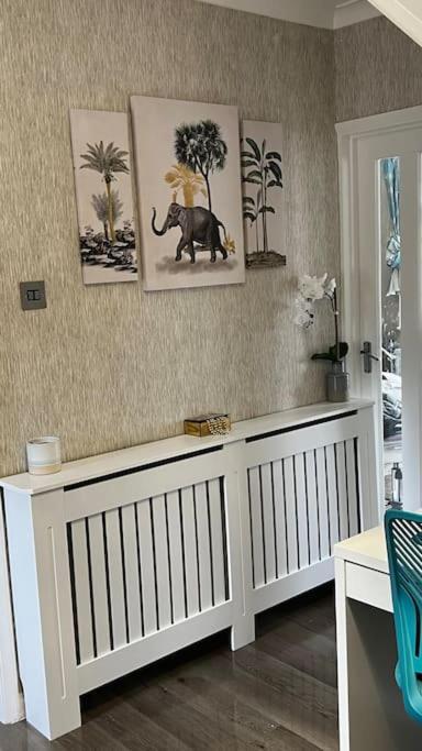 Cheerful 3 Bedroom Townhouse With Free Parking. Биллерикей Экстерьер фото