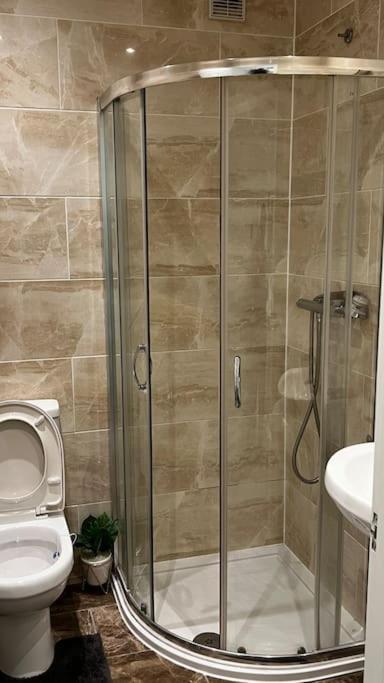 Cheerful 3 Bedroom Townhouse With Free Parking. Биллерикей Экстерьер фото