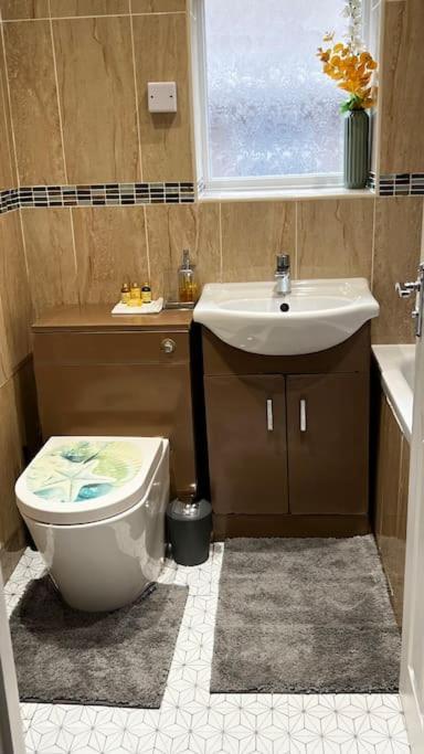 Cheerful 3 Bedroom Townhouse With Free Parking. Биллерикей Экстерьер фото