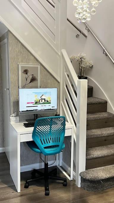 Cheerful 3 Bedroom Townhouse With Free Parking. Биллерикей Экстерьер фото