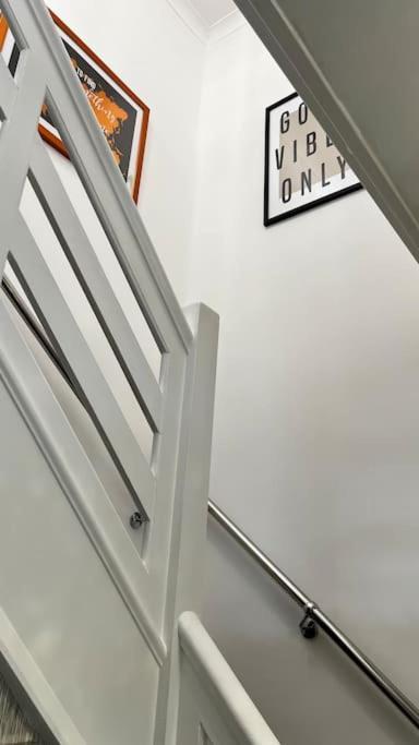 Cheerful 3 Bedroom Townhouse With Free Parking. Биллерикей Экстерьер фото
